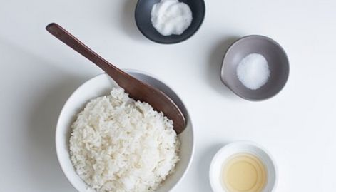 Thêm muối khi nấu cơm