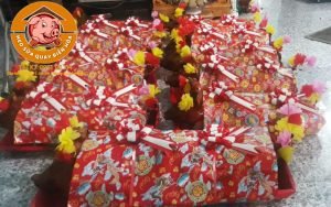 Cách trang trí heo quay nguyên con bắt mắt