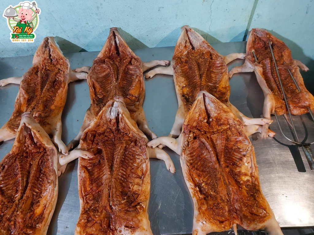 QUÁ TRÌNH CHẾ BIẾN VÀ QUAY HEO SỮA QUY BIÊN HÒA TÀI KÝ