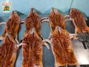 QUÁ TRÌNH CHẾ BIẾN VÀ QUAY HEO SỮA QUY BIÊN HÒA TÀI KÝ