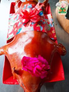 Heo quay cúng giao cho khách