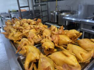 Gà luộc là món không được thiếu trong mâm cỗ