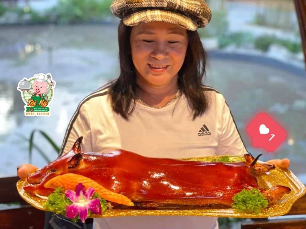 Heo quay đãi đại tiệc cả nhà